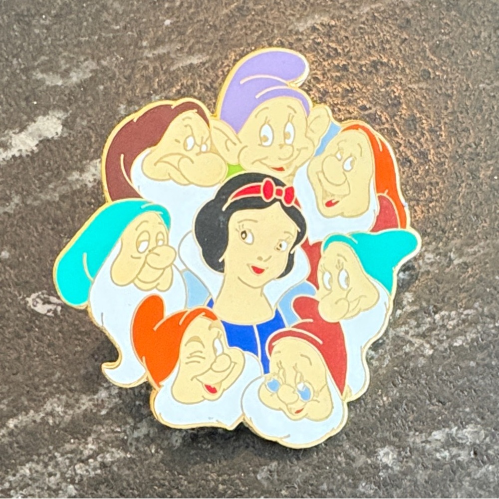 Snow White & Seven Dwarfs Collectors 2004 Enamel Pin